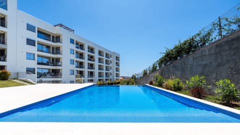 Dive into relaxation at Casa do Xano II by LovelyStay, featuring a stunning shared pool in a modern complex located in beautiful Câmara de Lobos. Madeira #CamaraDeLobos #LovelyStay #PoolLife #VacationMode