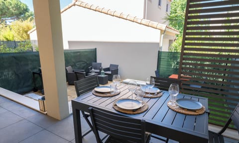 Large garden with garden furniture and an electric barbecue