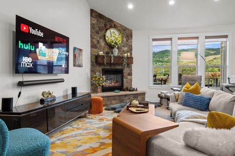 Welcome to Meadowlark Nest in Chalet at Edgewater, within walking distance of Pineview Reservoir and across from the Edgewater Community.