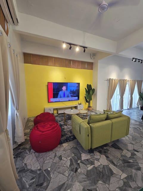 House, 3 Bedrooms, Accessible, City View | Living room