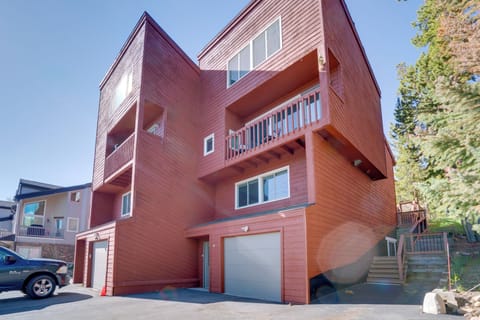 Exterior | Parking | Garage (1 Vehicle) | Driveway (3 Vehicles)
