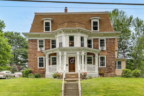 Middletown Vacation Rental | 6BR | 2.5BA | 5,866 Sq Ft