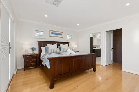 Master Bedroom (3)