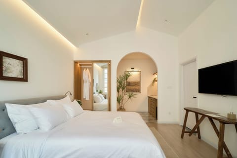 The Tropic | Minibar, desk, soundproofing, iron/ironing board (on request)