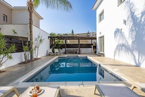 Swimming pool, Outdoor furniture, Sunbed
