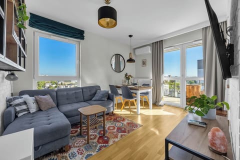 Bright, Spacious Apartment with Air Con, Balcony and Dedicated Parking | Book Now with RENTUJEMY.COM
