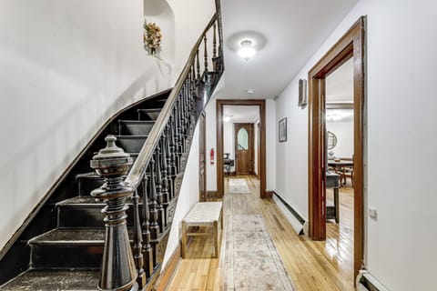 House (6 Bedrooms) | Interior