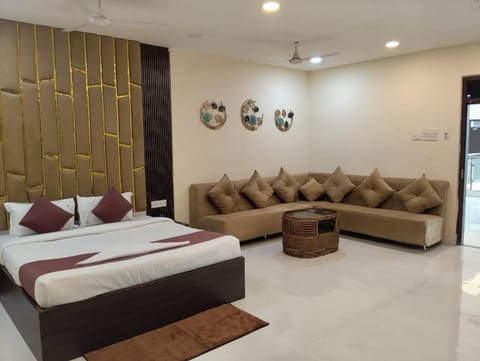 Luxury Studio Suite, Balcony, City View | Desk, laptop workspace, iron/ironing board, free WiFi