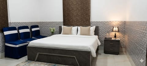 Deluxe Double Room, Garden View | WiFi (free), bed sheets