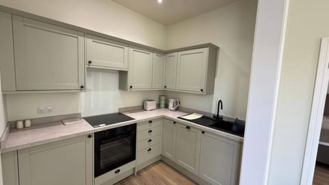 Cottage | Private kitchen | Dishwasher, cookware/dishes/utensils