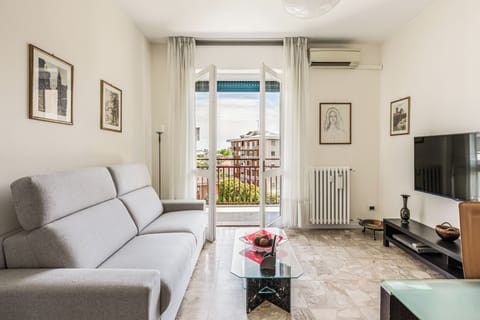 Apartment, Balcony | Living area
