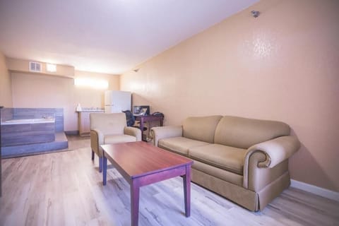 Romantic Suite | Living area | TV