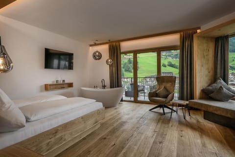 In-room safe, WiFi (free)