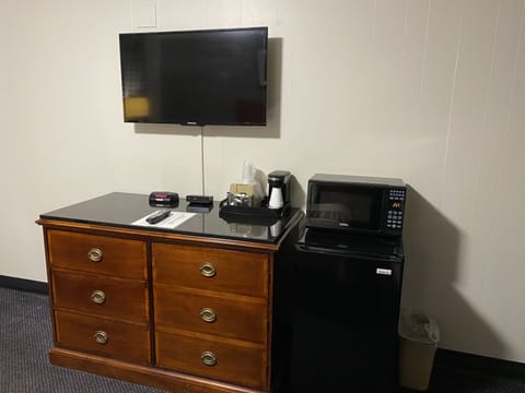 Desk, iron/ironing board, rollaway beds, free WiFi