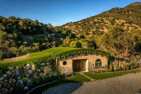 Sequoia Hollow, a Whimsical Earth-Berm retreat with River views-Fairy-tale vibes
