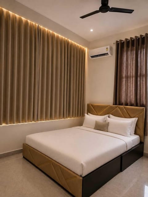Deluxe Room | Rollaway beds, free WiFi, bed sheets
