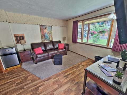 Basic Studio Suite (11) | Living area | 32-inch LCD TV with cable channels, TV