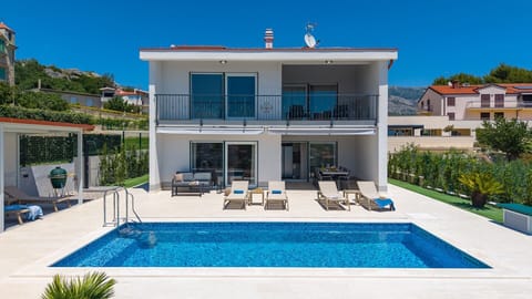 Welcome to Seaview Villa Mare: Your Perfect Coastal Getaway