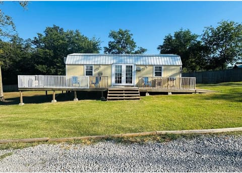 WOW Factor at this Yellow Sunshine Cabin! Drop Your Luggage an RELAX!