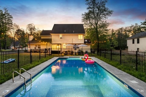 140-Greenwood-Dr-Blakeslee-PA-18610-airbnb-003-twilight