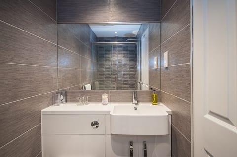 Luxury Double Room, 1 King Bed, Garden View | Bathroom | Shower, free toiletries, towels