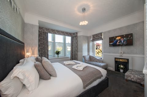 Luxury Double Room, 1 King Bed, Garden View | Soundproofing, iron/ironing board, free WiFi, bed sheets