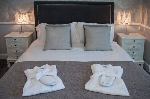 Luxury Double Room, 1 King Bed, Garden View | Soundproofing, iron/ironing board, free WiFi, bed sheets