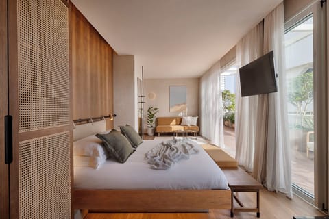 Studio 505 | In-room safe, desk, laptop workspace, iron/ironing board (on request)