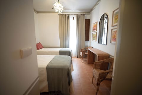 Classic Twin Room | Desk, laptop workspace, WiFi (free)