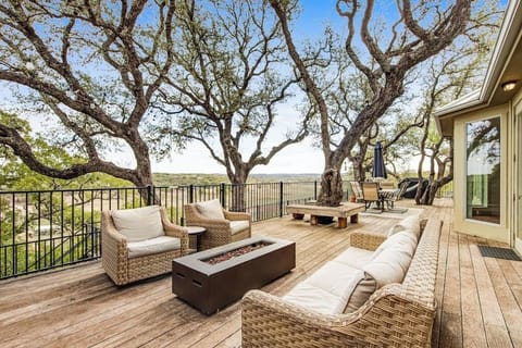 Welcome to Cliffside Oasis 🌿 Your private Hill Country escape overlooking Lake Travis 🌅