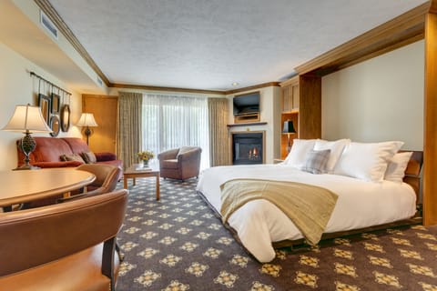 Deluxe Room (Heather Highlands Inn Inverness) | Living area | TV