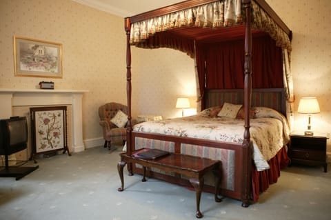 Superior Double Room (4 Poster) | Free WiFi, bed sheets