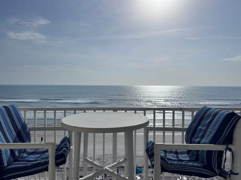 Amazing balcony, amazing views. Enjoy coffee and sunrise every morning 