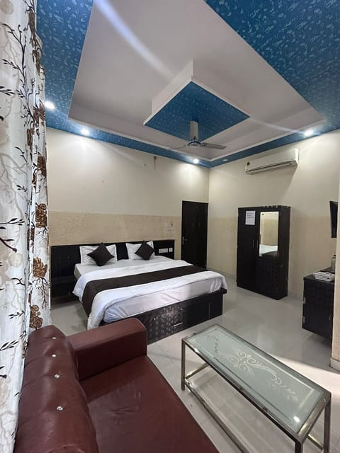 Deluxe Double Room | Desk, laptop workspace, blackout drapes, soundproofing