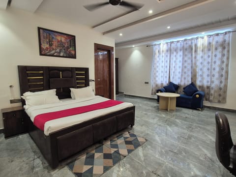 Desk, laptop workspace, free WiFi, bed sheets
