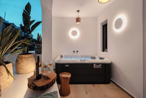 Luxury Apartment, 2 Bedrooms | Outdoor spa tub