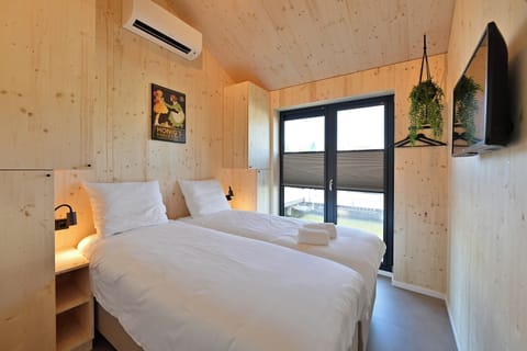 Family Cabin | Premium bedding, minibar (free items), in-room safe, blackout drapes