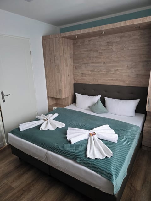 Doppelzimmer | Premium bedding, laptop workspace, travel crib, free WiFi