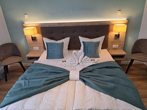 Doppelzimmer | Premium bedding, laptop workspace, travel crib, WiFi (free)