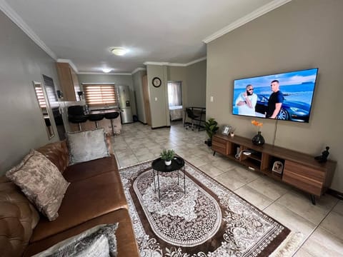 Apartment, 3 Bedrooms, Smoking, Patio | Living room