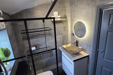 bathroom with shower 