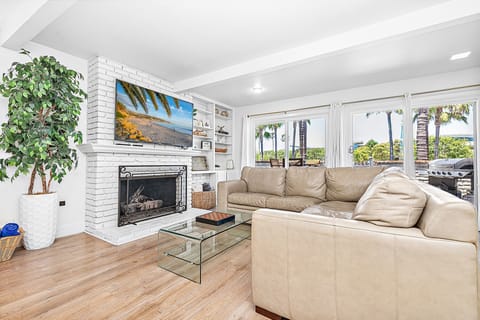 This sunny lower unit is perfectly flanked by ocean and harbor - for easy access to all of Newport's outdoor recreation.
                