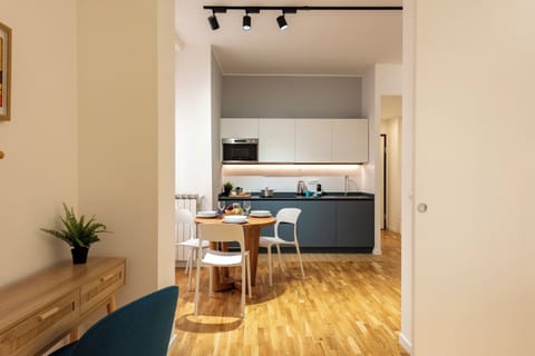 Family Apartment, Multiple Bedrooms (Maison Columbus) | Dining