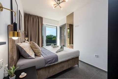 4 bedrooms, cribs (free), bed sheets