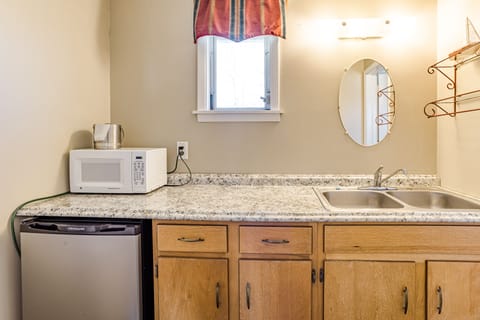 Little Echo Room 403 | Individually decorated, iron/ironing board, cribs/infant beds