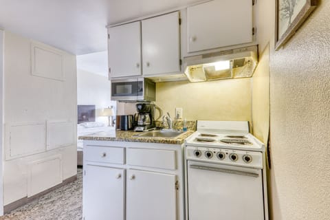 Classic Studio Suite, 2 Queen Beds | Private kitchen | Fridge, microwave, oven, stovetop