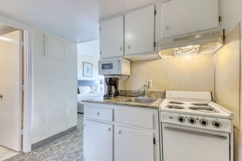 Classic Studio Suite | Private kitchen | Fridge, microwave, oven, stovetop