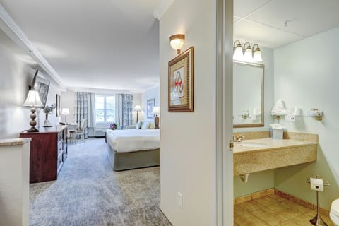 Deluxe Room, 1 King Bed, Lake Ave. (with Shower) | Premium bedding, in-room safe, individually decorated, desk