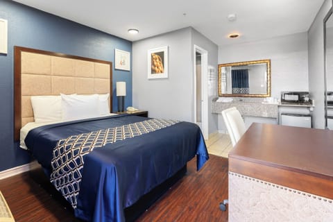 Room, 1 King Bed, Non Smoking | Desk, WiFi (free)