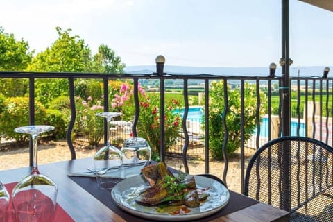 2 restaurants; lunch and dinner served